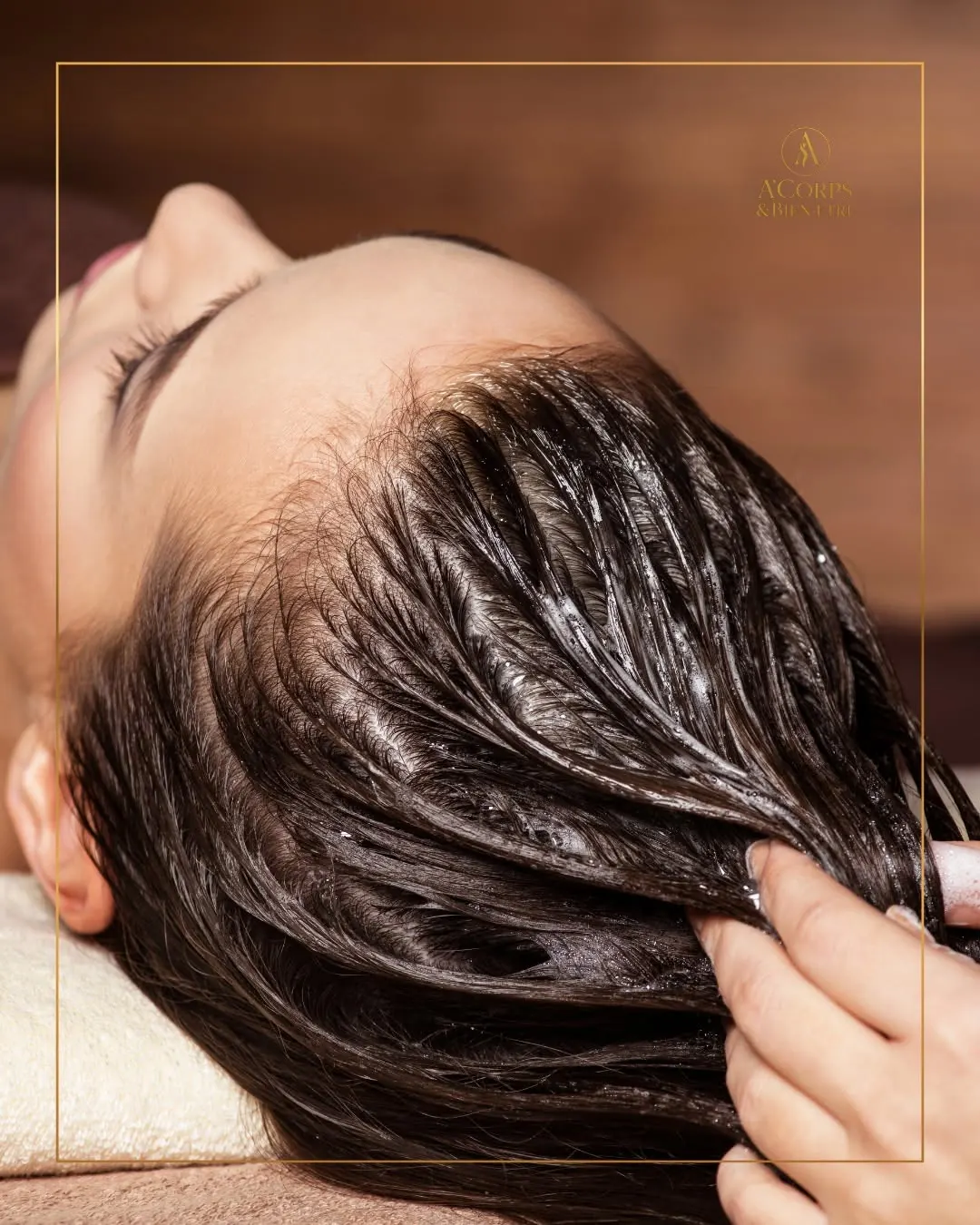 Lavage du cuir chevelu pendant un Head Spa à l’institut
