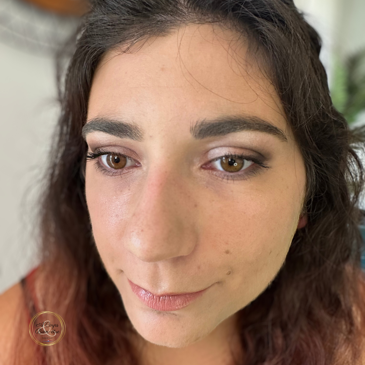 Maquillage invitée naturel et lumineux